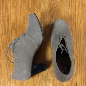 Clark's heeled ankle boots taupe color